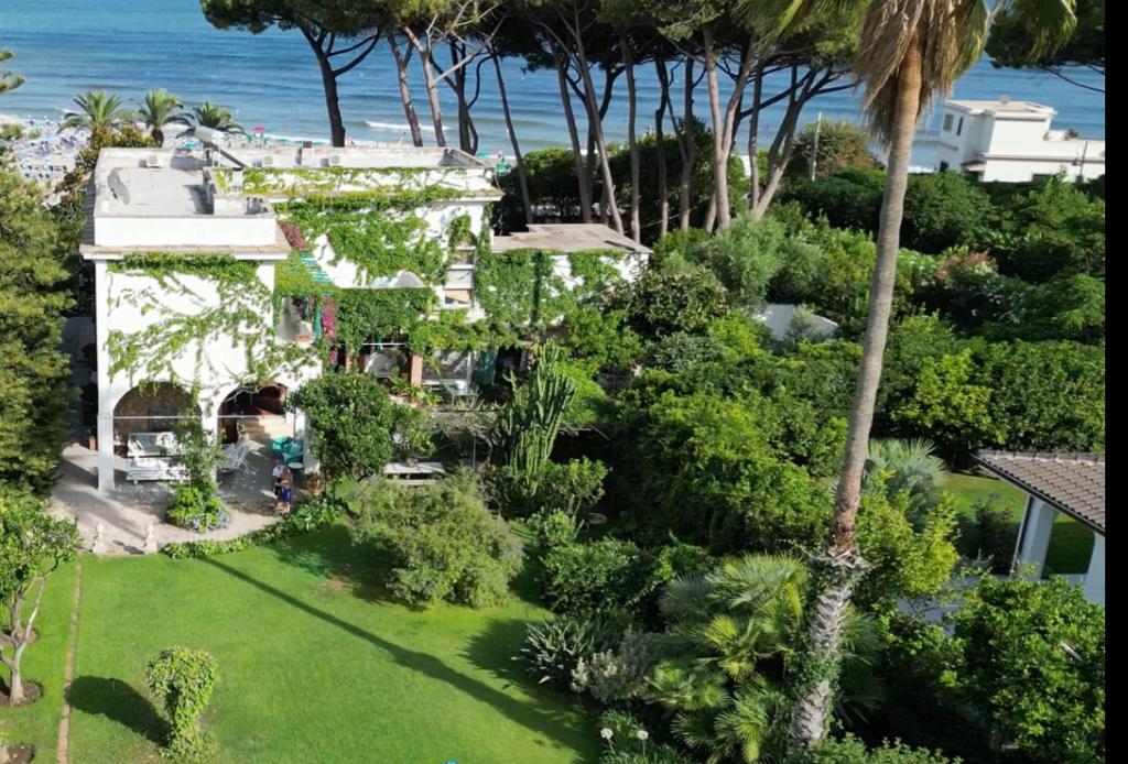 eine Luftansicht eines Hauses mit Garten in der Unterkunft Villa Argentina in San Felice Circeo