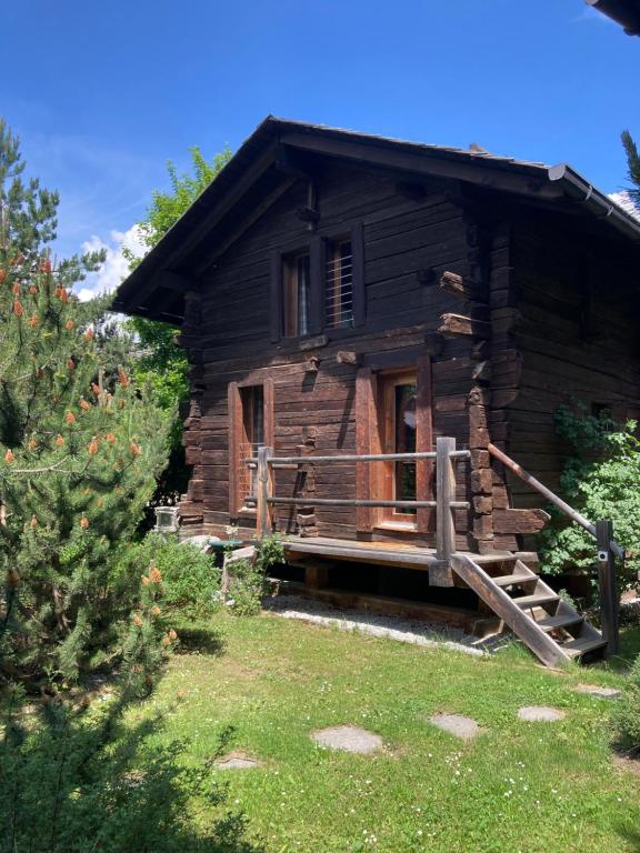 El edificio en el que está el chalet de montaña