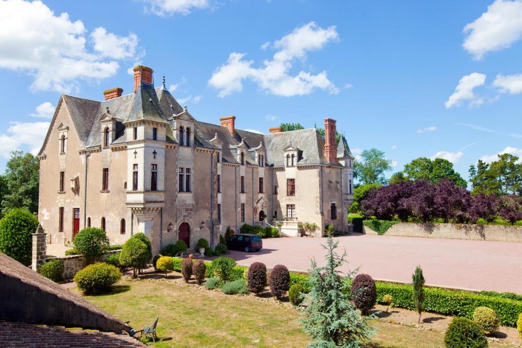 stary zamek z ogródkiem przed nim w obiekcie Château de la Verie w mieście Challans