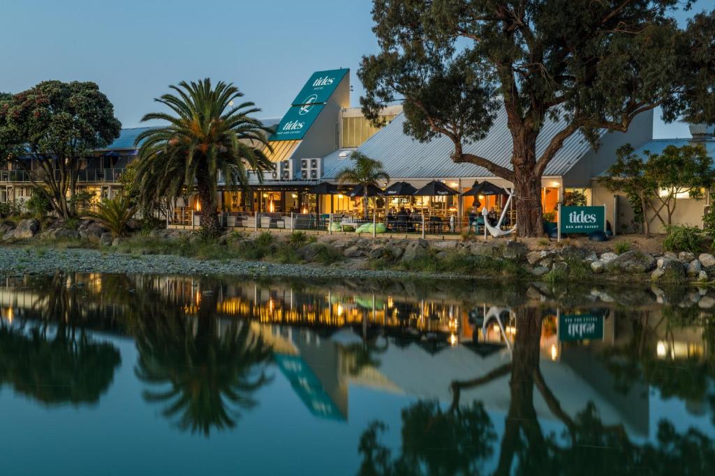 uitzicht op de herberg vanaf het water bij zonsondergang bij Tides Hotel in Nelson