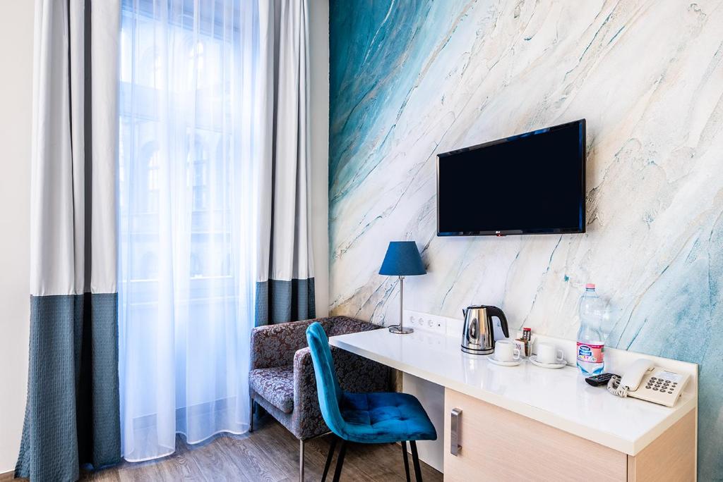 Televiisor ja/või meelelahutuskeskus majutusasutuses Atrium Fashion Hotel