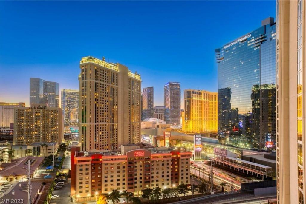 uma vista para o horizonte da cidade com edifícios altos em Panorama Vista Suite- 1br 2ba, Full Kitchen, Strip View, Balcony, Corner Unit em Las Vegas