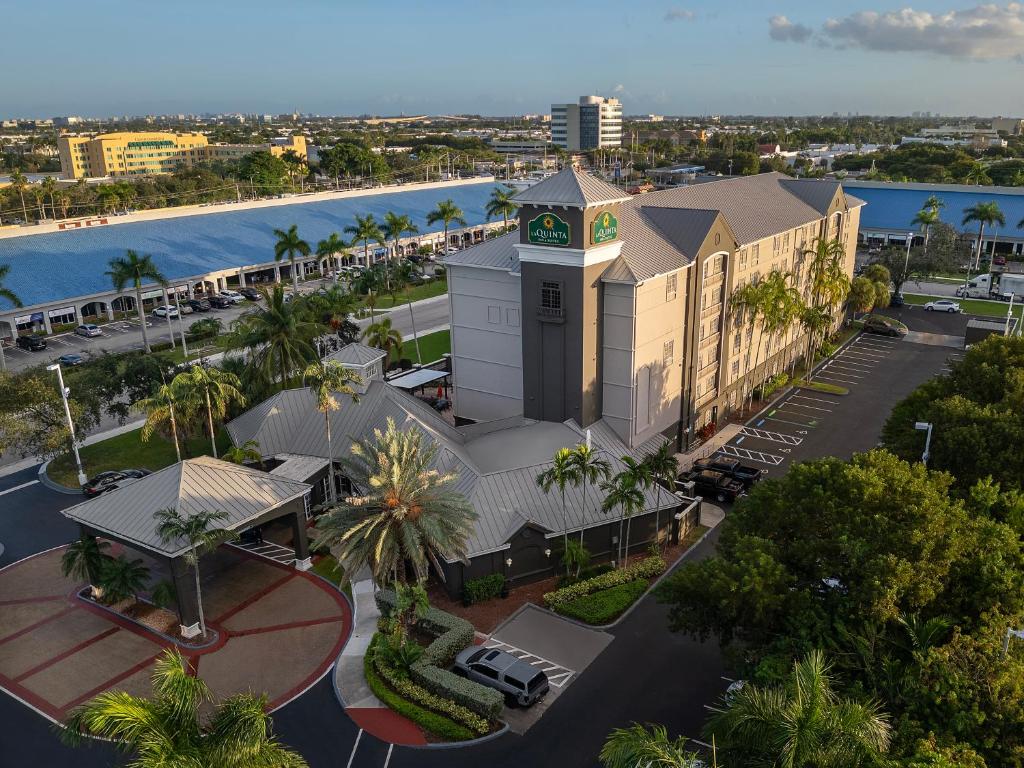 widok z powietrza na budynek z wieżą zegarową w obiekcie La Quinta by Wyndham Miami Airport West w Miami