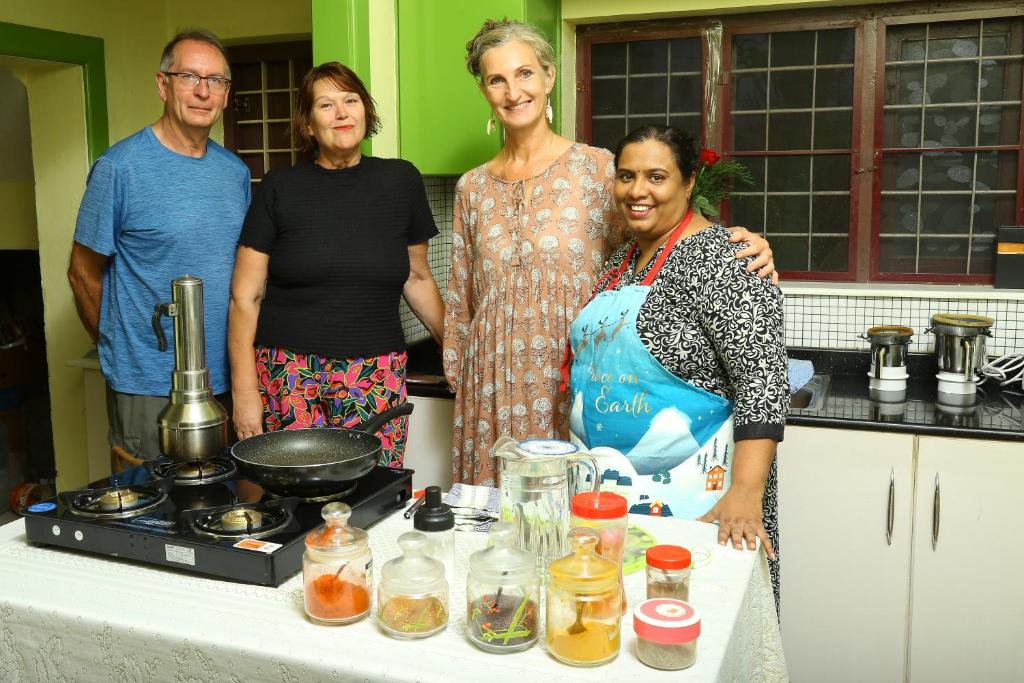 een groep mensen die in een keuken staan bij Jasmin Villa in Cochin