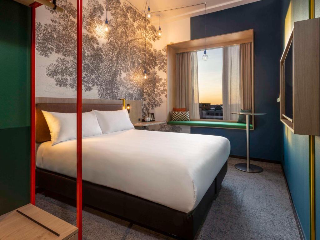 Un pat sau paturi într-o cameră la ibis Styles Copenhagen Orestad