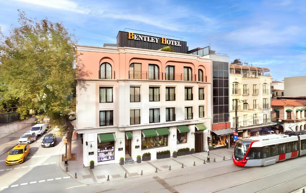 Bentley Hotel Old City-Special Class في إسطنبول: مبنى عليه لافته على شارع