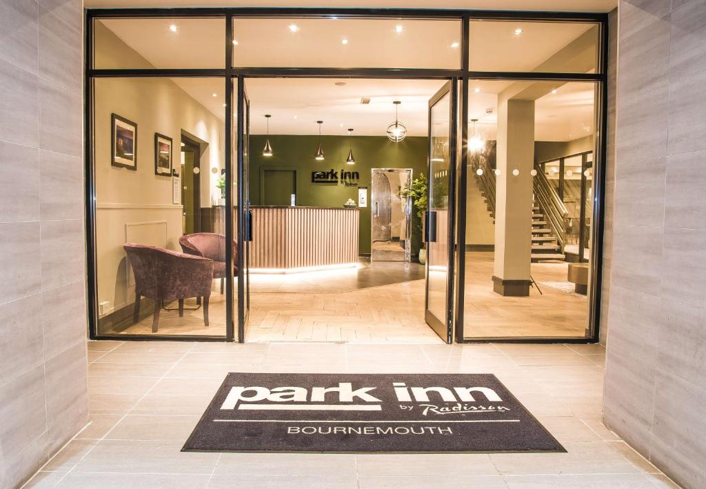 une chambre avec un panneau burlingtoneland sur un tapis dans l'établissement Park Inn by Radisson Bournemouth, à Bournemouth