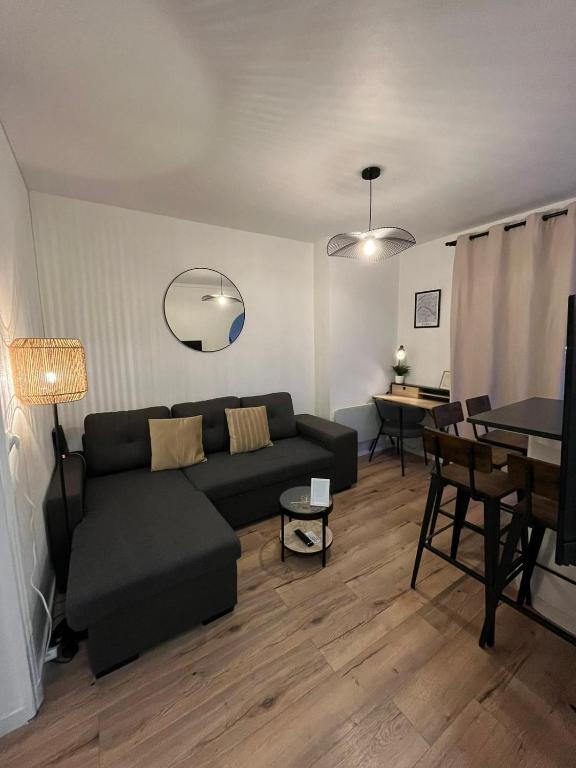 Un lugar para sentarse en Charmant appartement proche Paris et Stade de France !