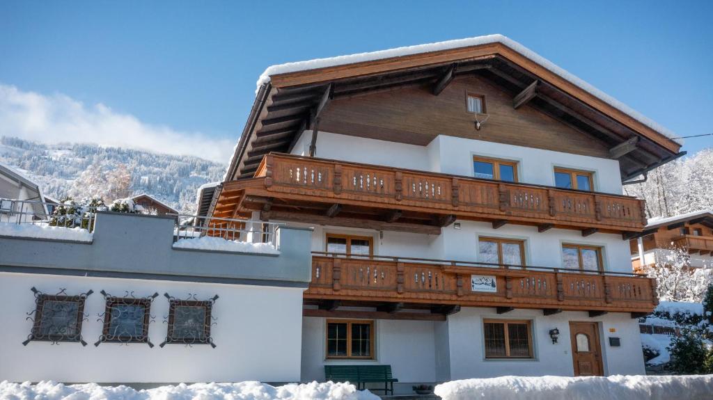 een huis met een houten balkon. bij Appartement Anja in Fügen