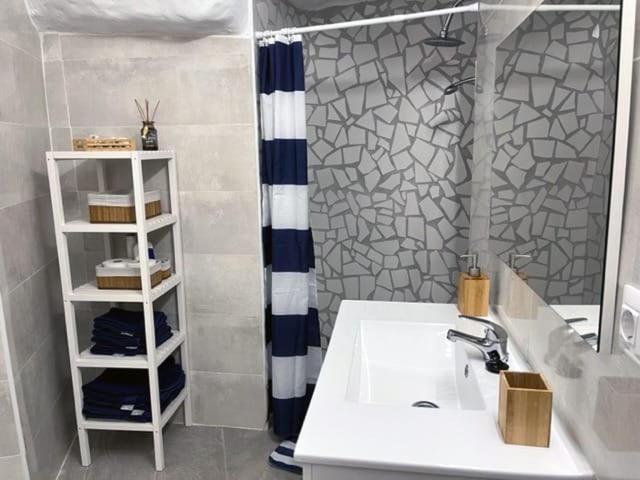 Apartamentos MENBAU tesisinde bir banyo