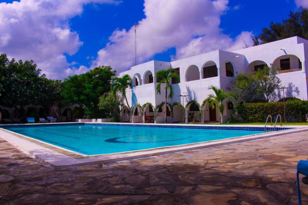 Piscina de la sau aproape de Kaleb's Beachfront Serviced Studio Apartments