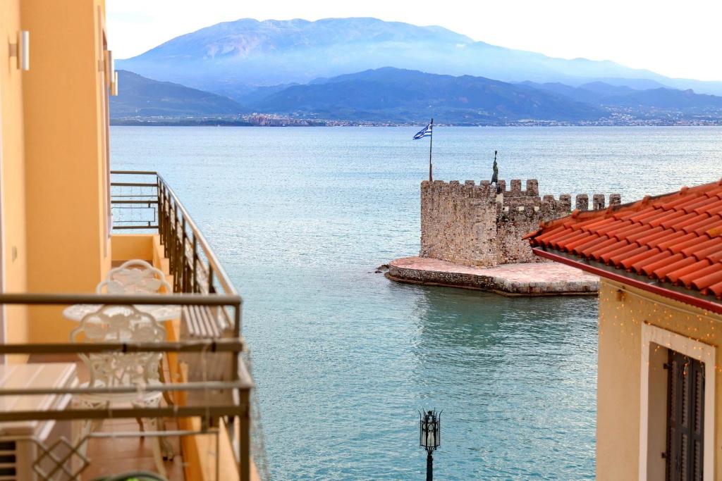 ナフパクトスにあるVip Lepanto Castle Suitesのバルコニーから水上の城の景色を望めます。