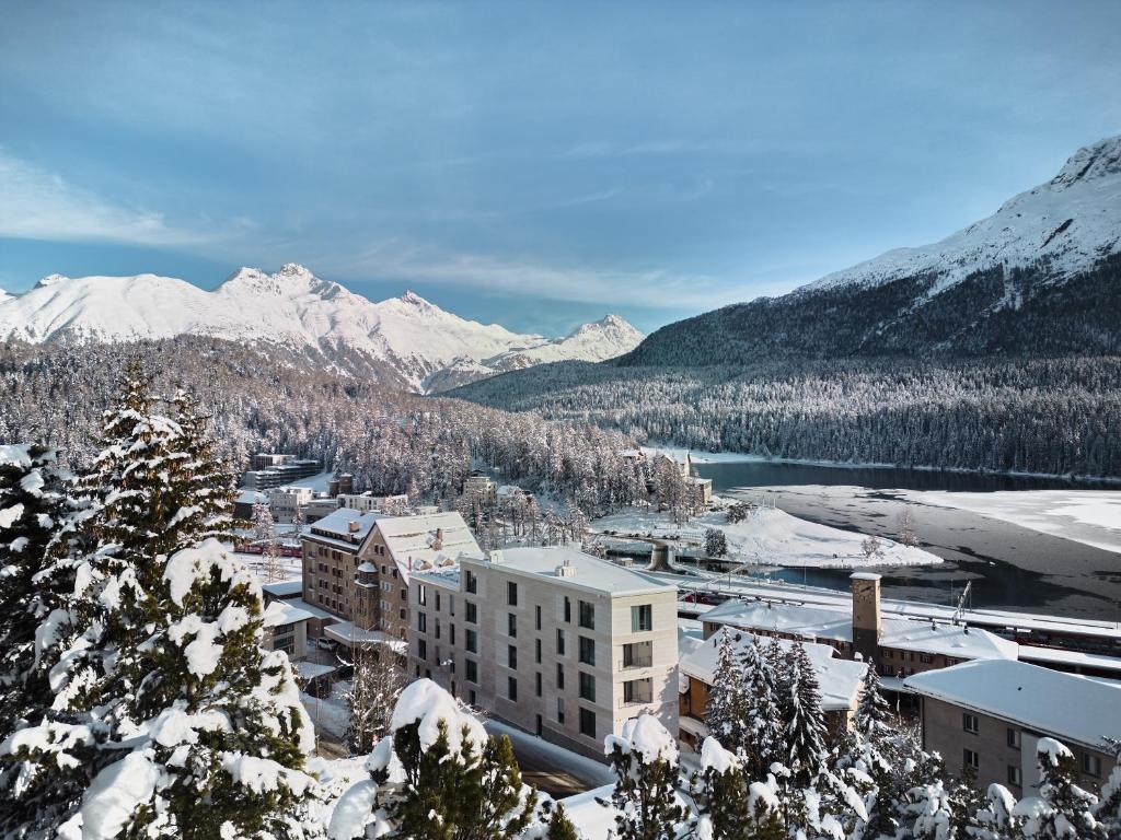 サンモリッツにあるHotel GRACE LA MARGNA ST MORITZの雪山の都市