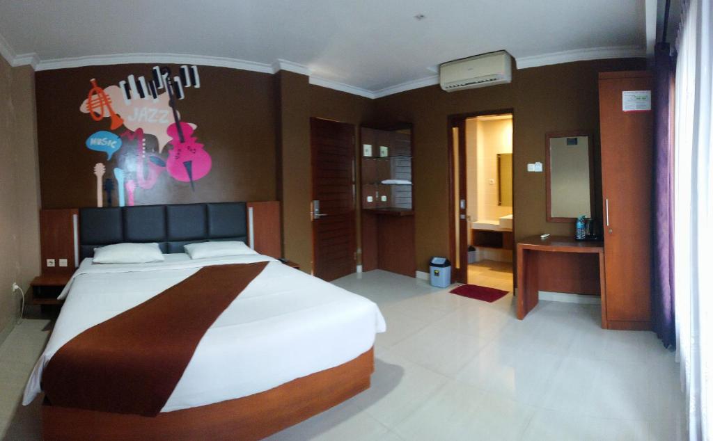 Cama ou camas em um quarto em Votel Viure Hotel Jogjakarta