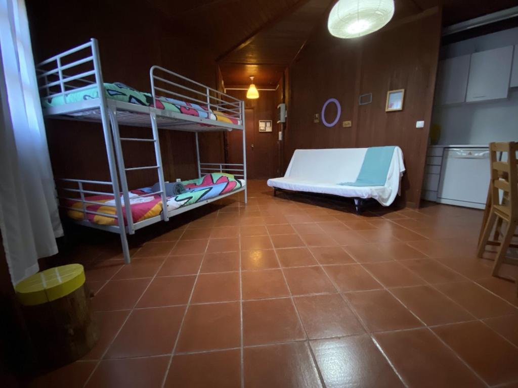 Zimmer mit 2 Etagenbetten und Fliesenboden in der Unterkunft YMCA Camp Alambre in Azeitão