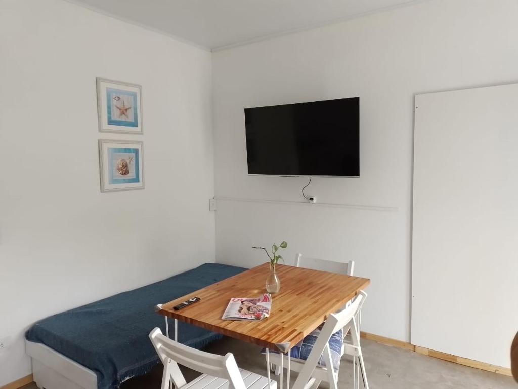 een kamer met een tafel, een bed en een televisie bij OSTENDEZENTAO in Ostende