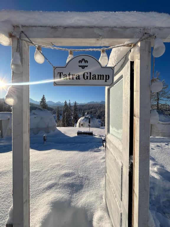 ブコビナ・タトシャンスカにあるTatra Glamp Bukowina Tatrzańska - Sieć noclegowa Tatra Glampの雪の中のスキー場の看板