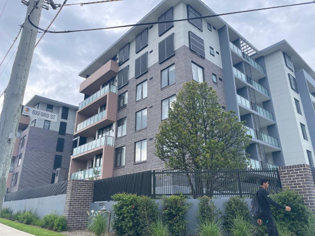 Un uomo passa davanti a un condominio di Blacktown Cozy Retreat a Blacktown