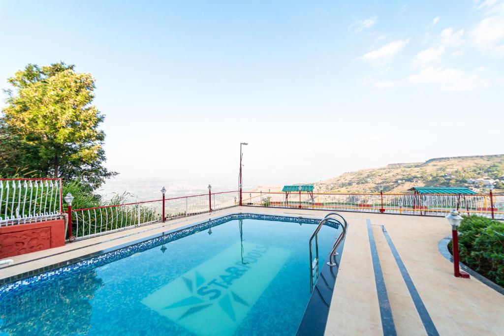 una piscina con vistas al agua en Treebo Raval Resort with Valley View, en Panchgani