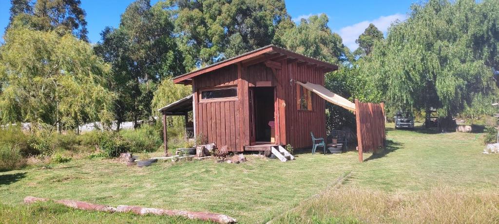 een smallshed in the middle of a field bij Chacrita Aguaribay in Villa Argentina