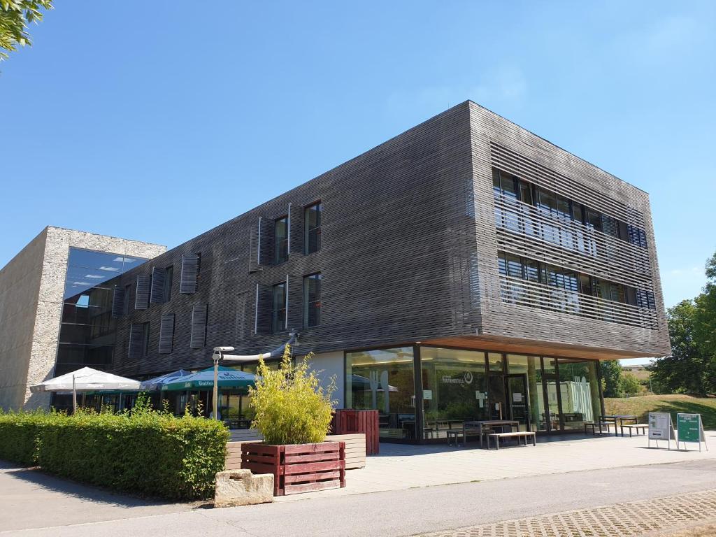 un gran edificio con techo de madera en Youth Hostel Echternach, en Echternach