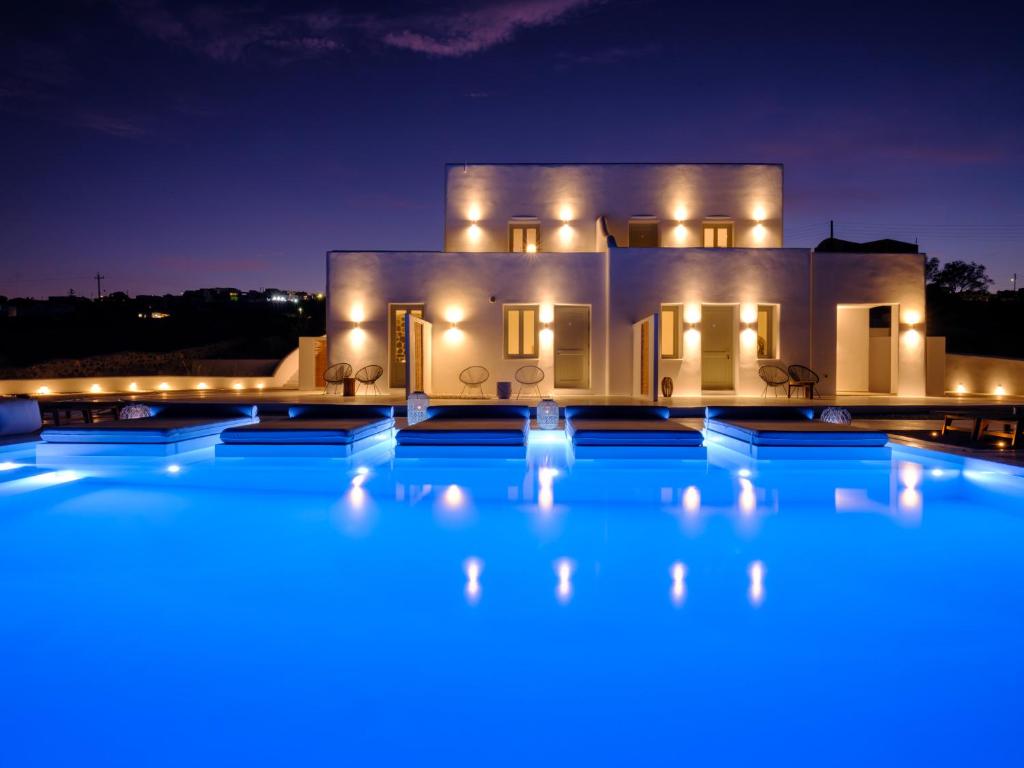 una villa con piscina di notte di Terra Blanca Suites a Imerovigli