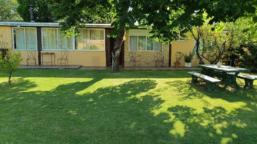 einem Picknicktisch und einer Bank im Hof in der Unterkunft Casa independiente en Malvín in Montevideo