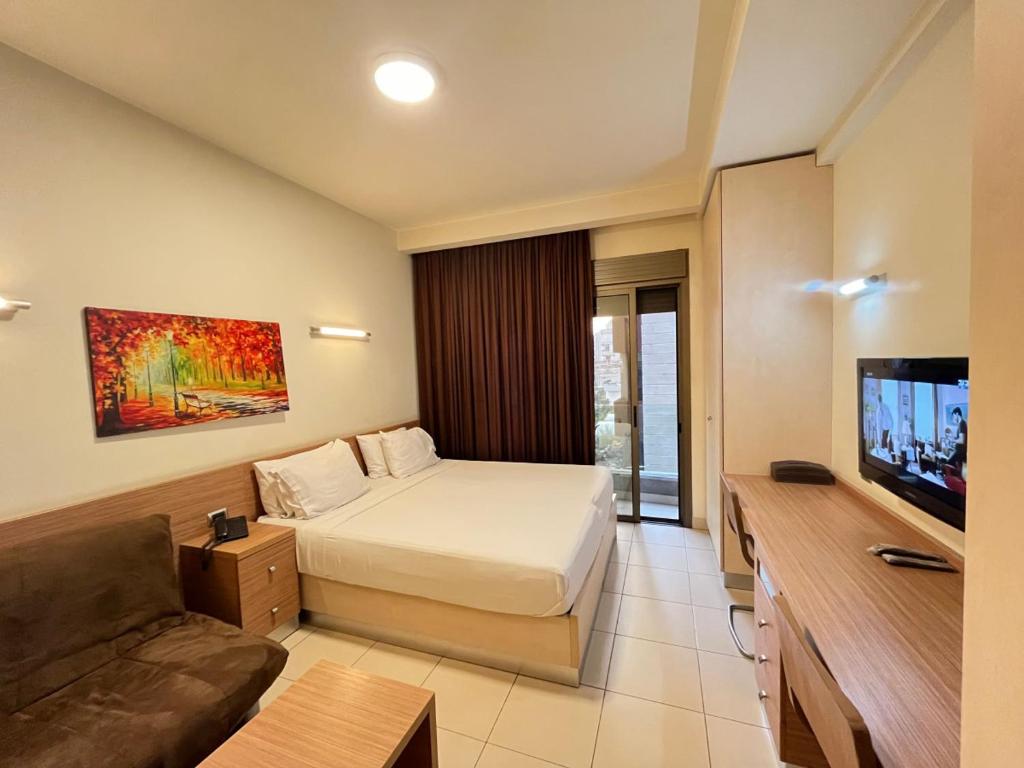 Televisyen dan/atau pusat hiburan di Mabelle s Room with Gym and Bar