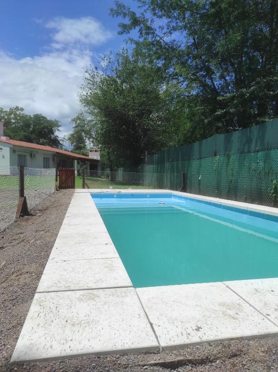 una piscina di fronte a una recinzione di DIVINA Y COMODA CASA EN SAN LORENZO PARA 5 PERSONAS!! a San Lorenzo