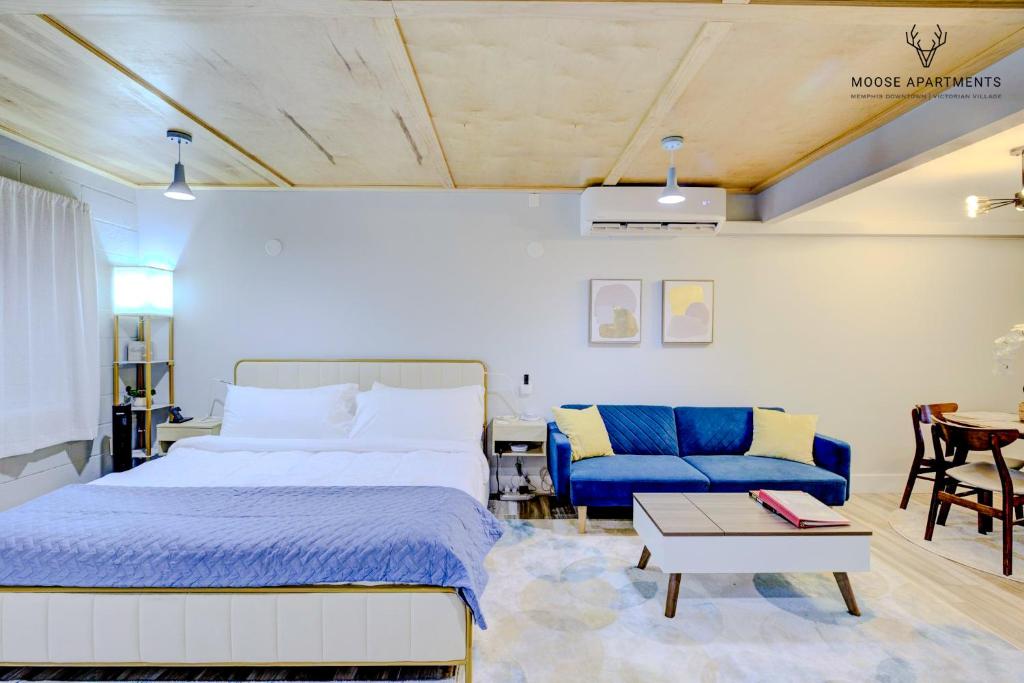 Una cama o camas en una habitación de The Moose #5 - Modern Comfy Studio with King Bed, Free Parking & Fast WiFi