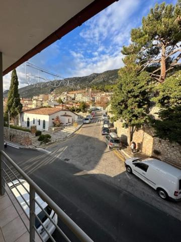 uma vista para uma rua com um carro branco estacionado na estrada em THOLOS HOTEL em Delfoi