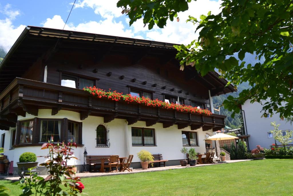 una casa con balcone fiorito di Appartements Falkner Dorli a Oetz