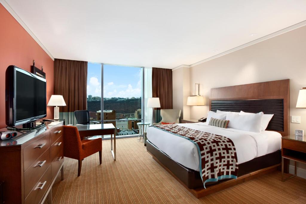 Tempat tidur dalam kamar di Fairmont Pittsburgh