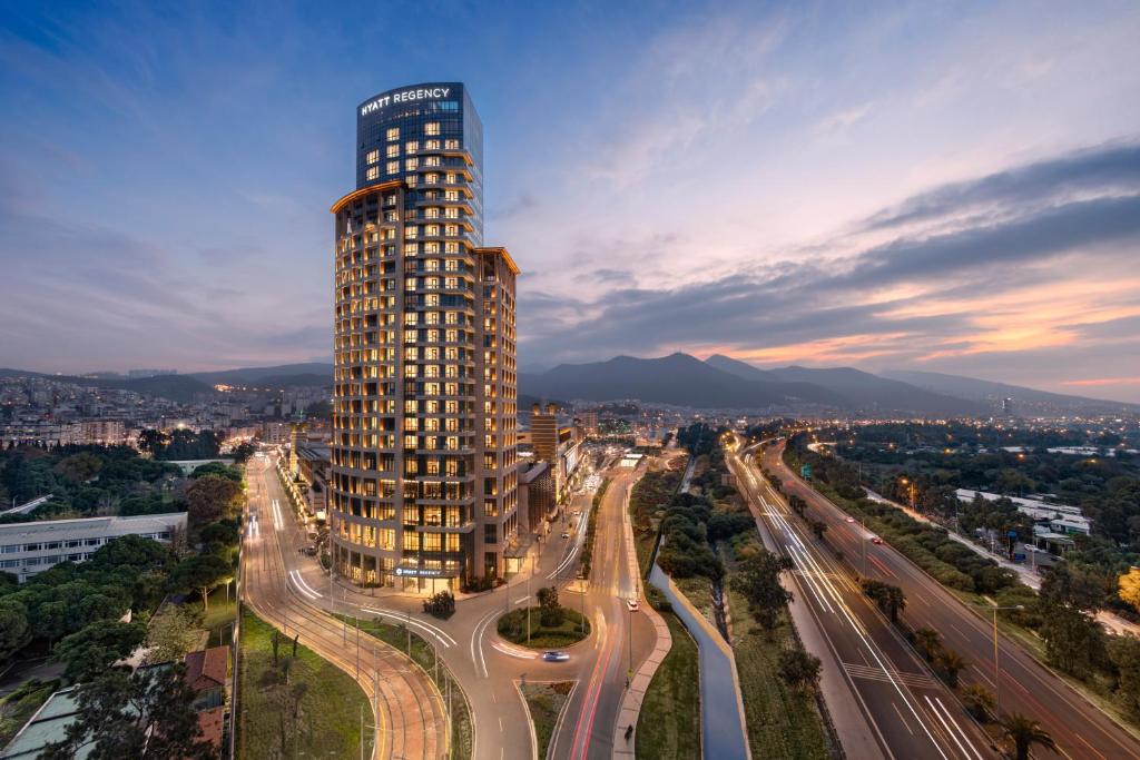 伊兹密尔Hyatt Regency Izmir IstinyePark的城市中心高楼