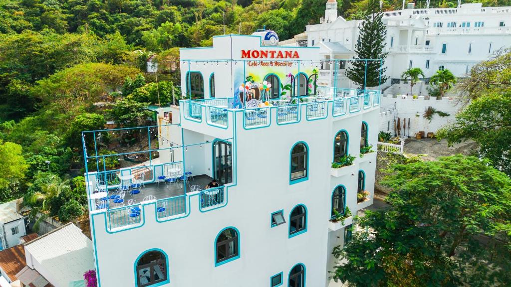 una vista aérea de un edificio blanco en MONTANA HOMESTAY VUNG TAU, en Vung Tau