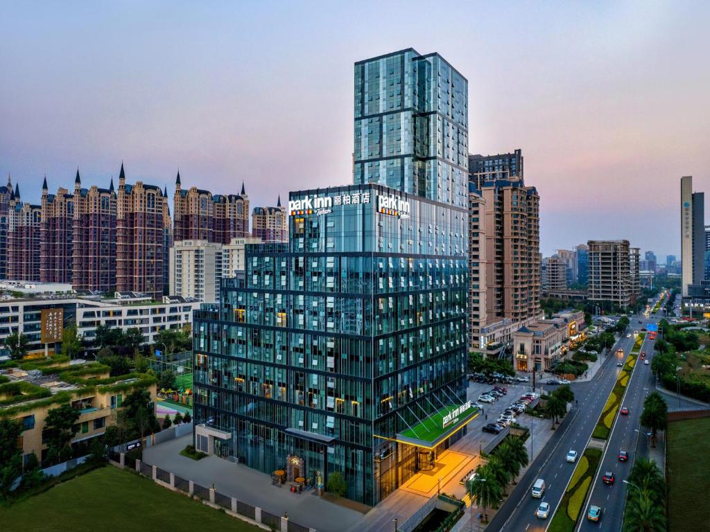 una representación de un edificio de cristal alto en una ciudad en Park Inn by Radisson Chengdu Sihe Metro Station Xinchuan, en Chengdú