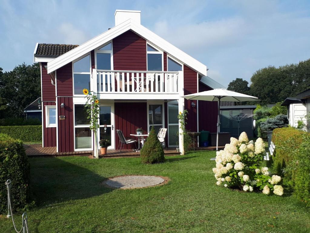 En hage utenfor Ferienhaus mit Sauna am Dümmer See