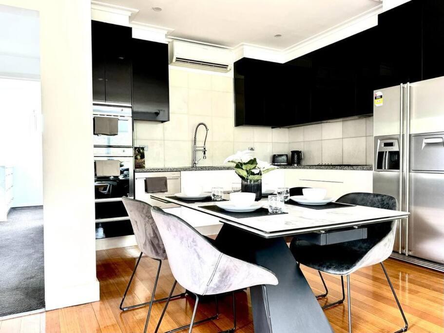 Kitchen o kitchenette sa Luxury stay in Williamstown