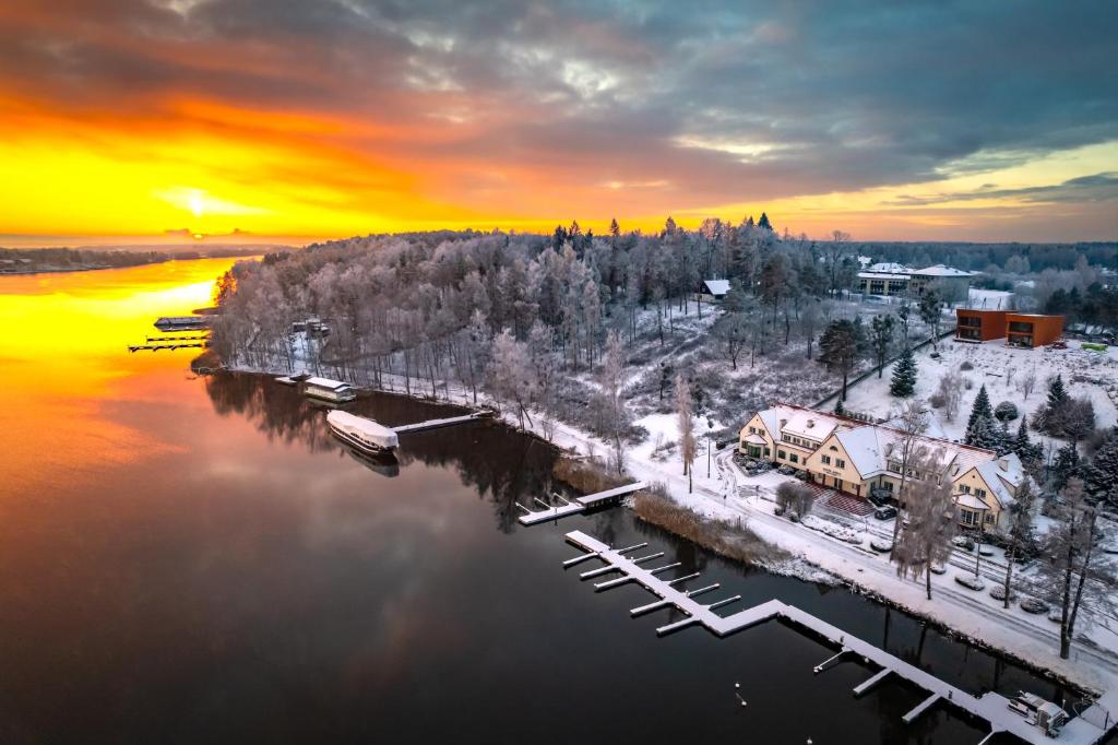 una vista aérea de una casa a orillas de un lago en Amax Boutique Hotel, en Mikołajki