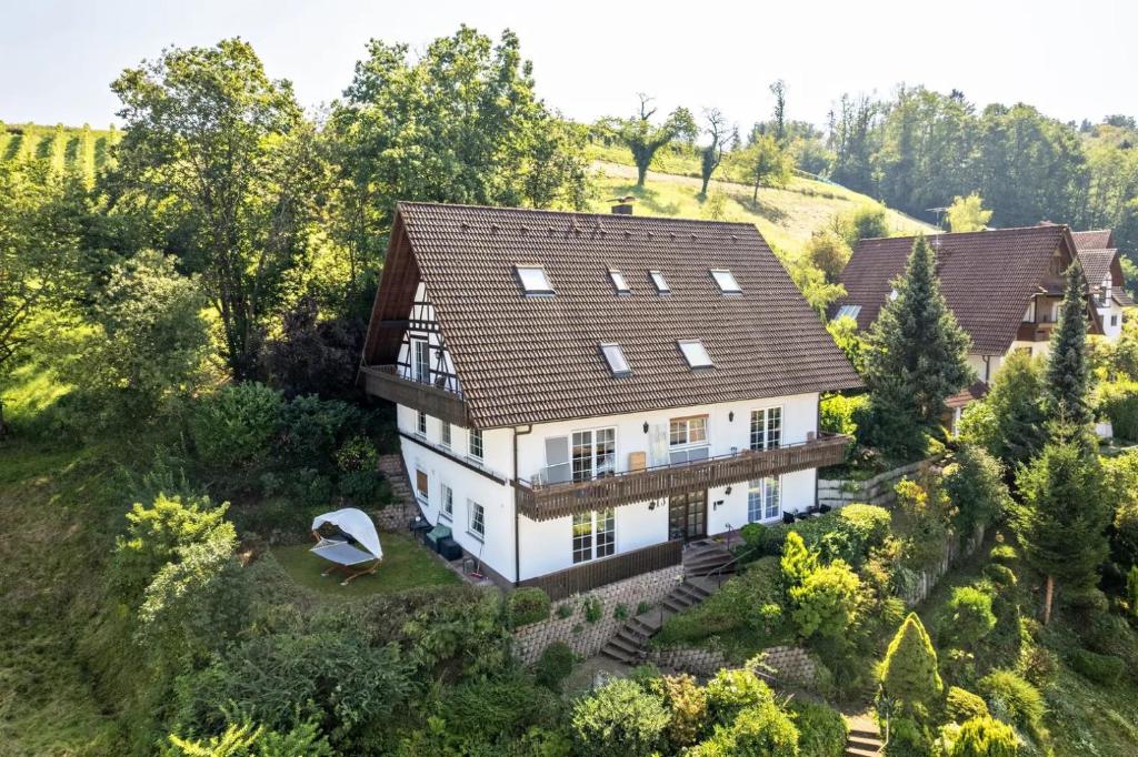 une vue sur le toit d'une maison dans l'établissement Ferienhaus The Himmelsteig, à Sasbachwalden