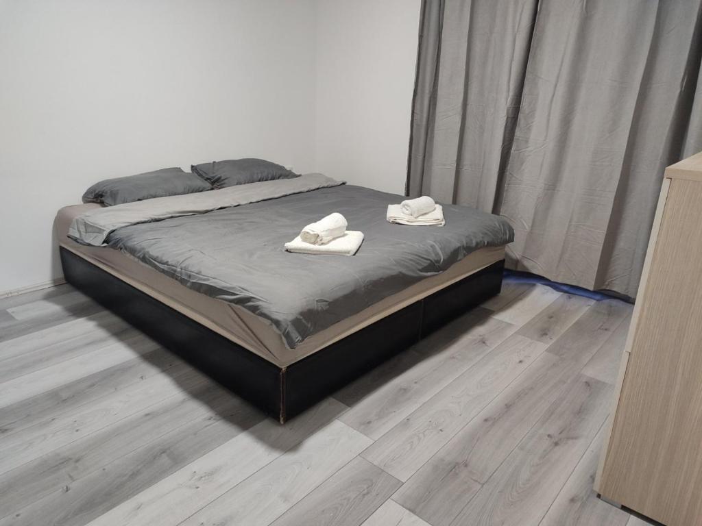 Una cama o camas en una habitación de Apartmani Hub