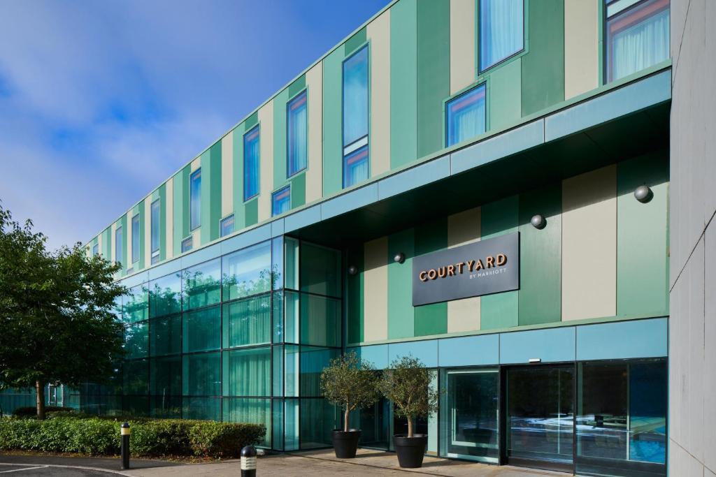 ein Bürogebäude mit einem Schild, das den Hof liest in der Unterkunft Courtyard by Marriott London Gatwick Airport in Horley