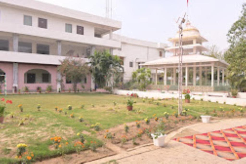 un edificio con jardín frente a un edificio en Vedic Villa,Varanasi, en Varanasi