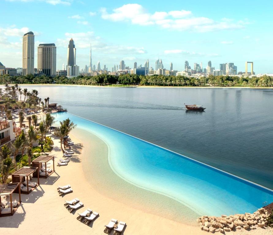 - une vue sur la ville depuis la piscine à débordement du complexe dans l'établissement Park Hyatt Dubai, à Dubaï