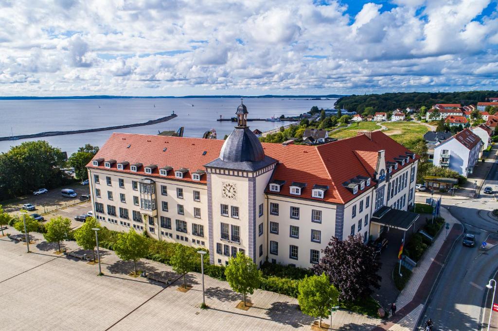 widok z góry na duży biały budynek z czerwonym dachem w obiekcie Kurhotel Sassnitz w mieście Sassnitz