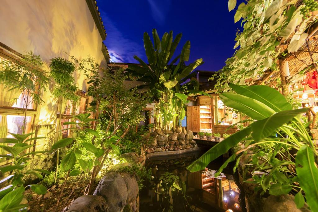 Jardí fora de Butterfly Flowers Inn--One Way Free Pick up from Airport or TS over 2 nights