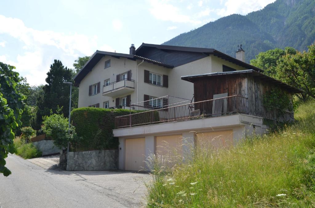 Casa con balcón al lado de una carretera en Grosse, schöne Wohnung im Grünen, en Brig