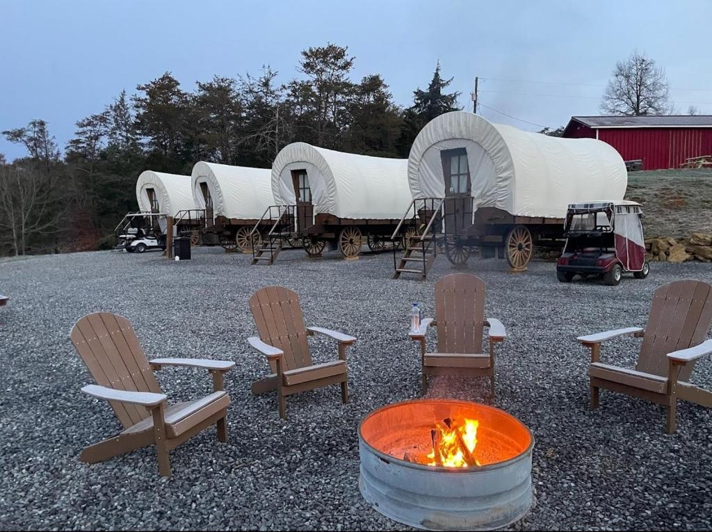 Φωτογραφία από το άλμπουμ του Smoky Hollow Outdoor Resort Covered Wagon σε Sevierville