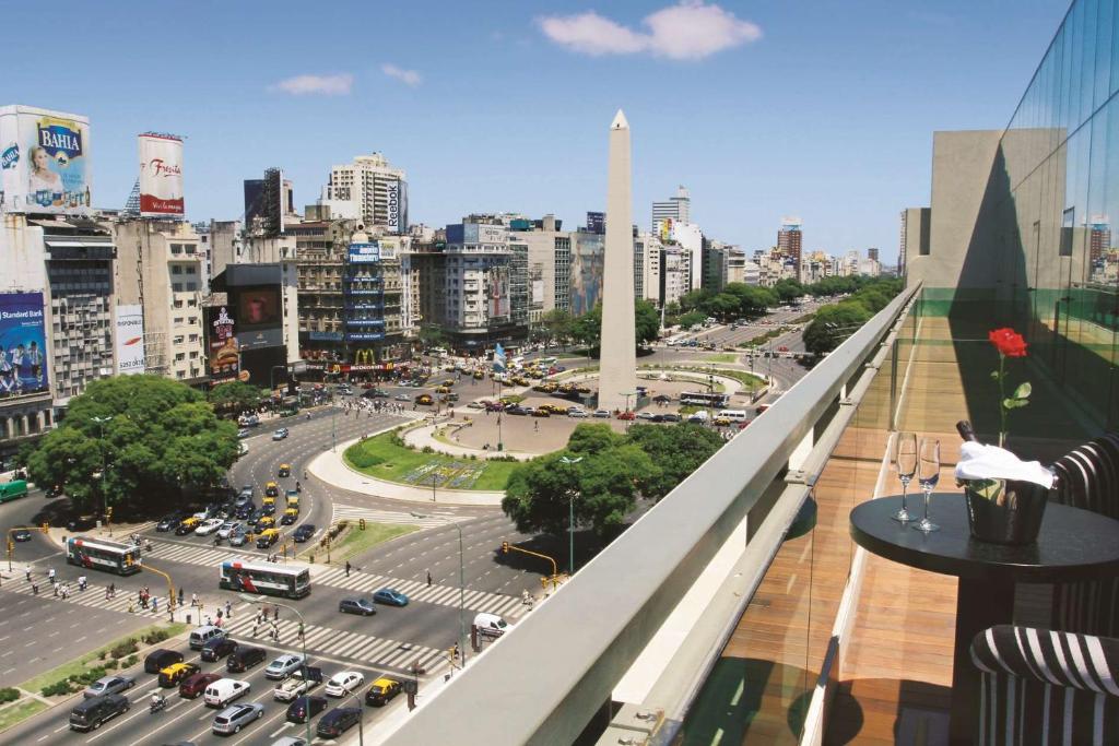 een uitzicht op een stad met een straat met auto's bij NH Buenos Aires Tango in Buenos Aires