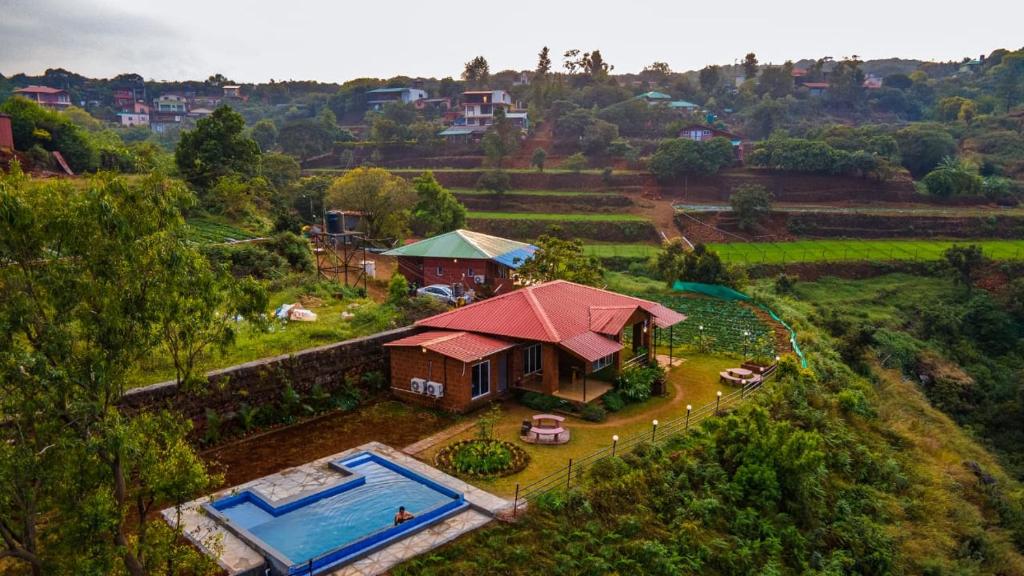 una vista aérea de una casa con piscina en Lifeline Villas - Miracle 5BHK Infinity Pool Villa With Breathtaking Valley View And Huge Lawn Area, en Mahabaleshwar